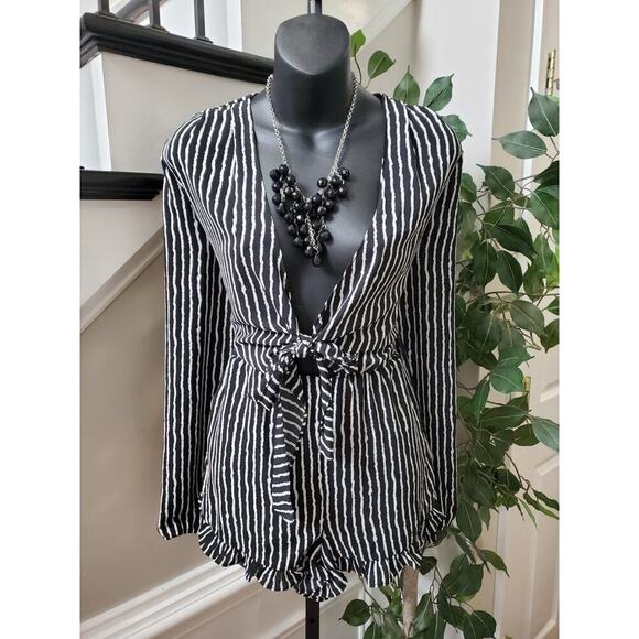 Papaya Women's Black & White Striped Polyester Ruffle Long Sleeve Romper Size M - Picture 1 of 13